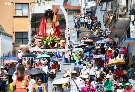 Viernes Santo: Xalapeños acompañan a Cristo en vía crucis de Xallitic y Catedral (+VIDEO)