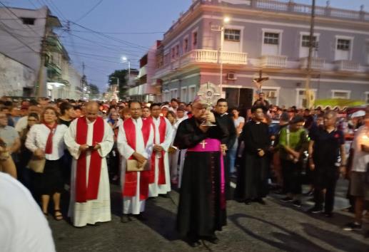 Obispo encabeza Marcha del Silencio porcalles del centro histórico de Veracruz