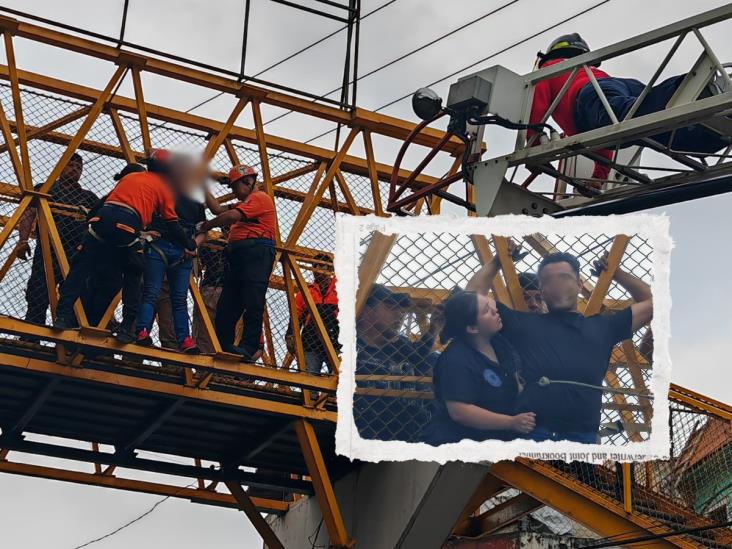 ¡Dramático! Logran descender a sujeto que trepó a la cima de un puente peatonal de Xalapa
