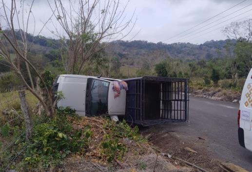 Vuelca camioneta de redilas en carretera de Vega de Alatorre