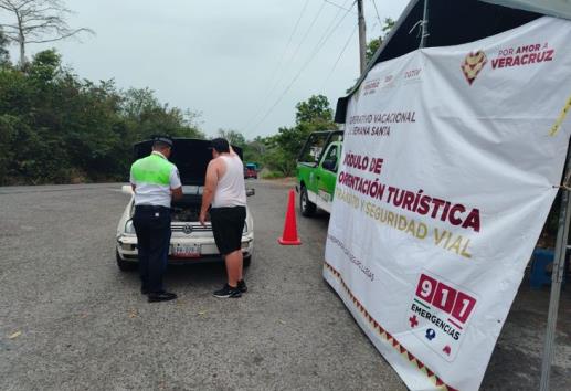 Con operativo, refuerza Tránsito estatal apoyo a turistas en Poza Rica y Tihuatlán