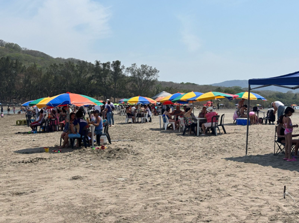 Continúa afluencia de turistas en playas de Veracruz; siguen abarrotadas 