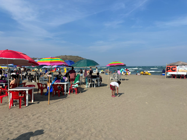 Continúa afluencia de turistas en playas de Veracruz; siguen abarrotadas 