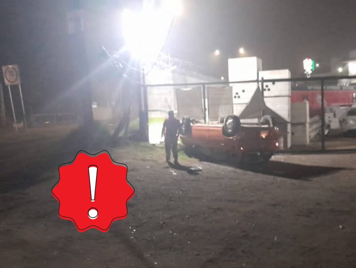 ¡Por ebrio! Conductor vuelca su vehículo en el bulevar Banderilla