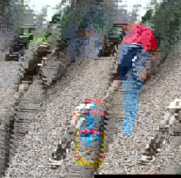 Hombre cae con todo y cuatrimoto a tragatormenta en Rafael Lucio