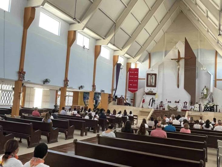 Los padres José Antonio Torres y Máximo Daniel Montiel dan la bendición a los misioneros del Regnum Christi Veracruz