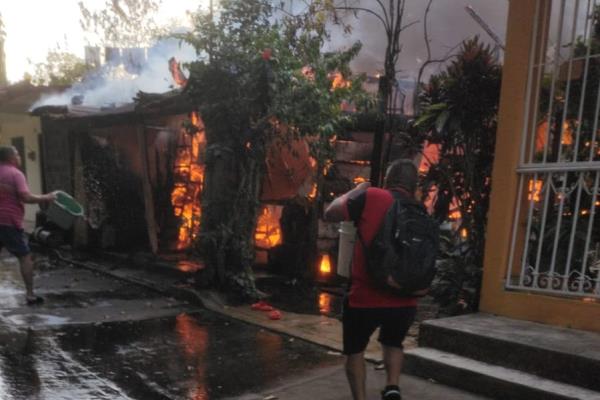 Incendio consume dos viviendas en San Andrés Tuxtla, Veracruz