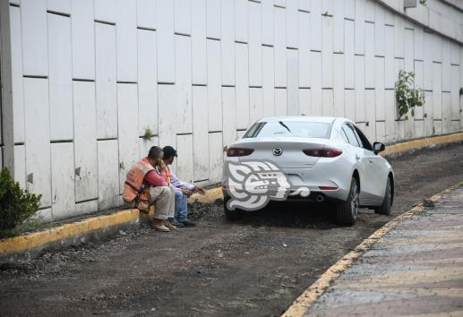 ¿No había señales? Auto cae en obras de rehabilitación en Circuito Presidentes (+VIDEO)
