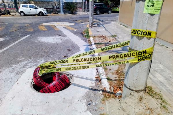 Alertan sobre registros sin tapas en la colonia Zaragoza en Veracruz