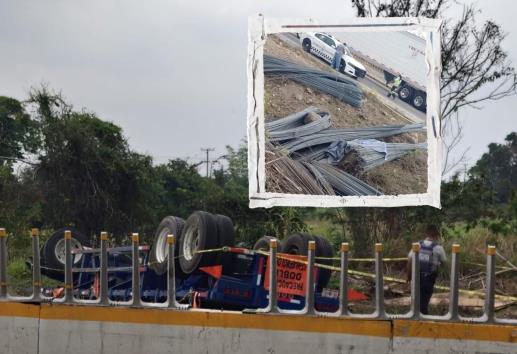 Tráiler cargado con varilla vuelca en la autopista Córdoba-Veracruz