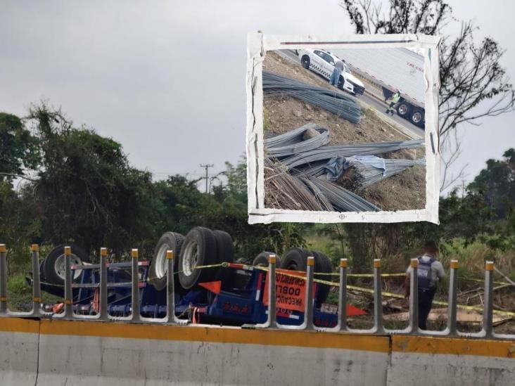 Tráiler cargado con varilla vuelca en la autopista Córdoba-Veracruz