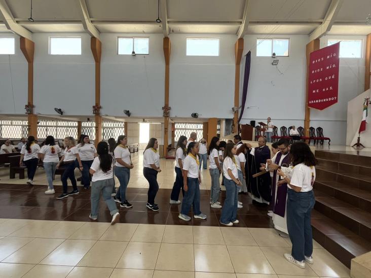 Los padres José Antonio Torres y Máximo Daniel Montiel dan la bendición a los misioneros del Regnum Christi Veracruz