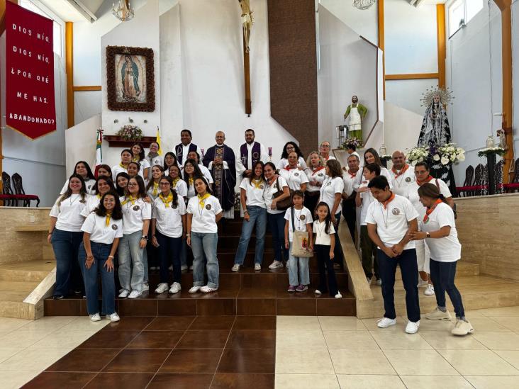 Los padres José Antonio Torres y Máximo Daniel Montiel dan la bendición a los misioneros del Regnum Christi Veracruz