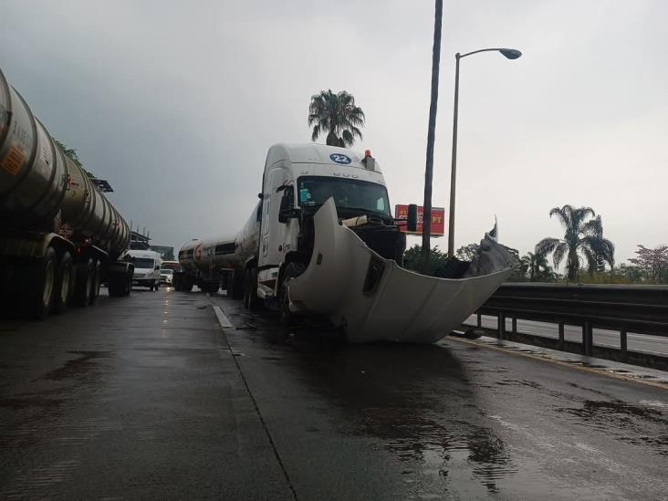Se dieron un ´besito´; chocan tráileres en la autopista Puebla-Veracruz