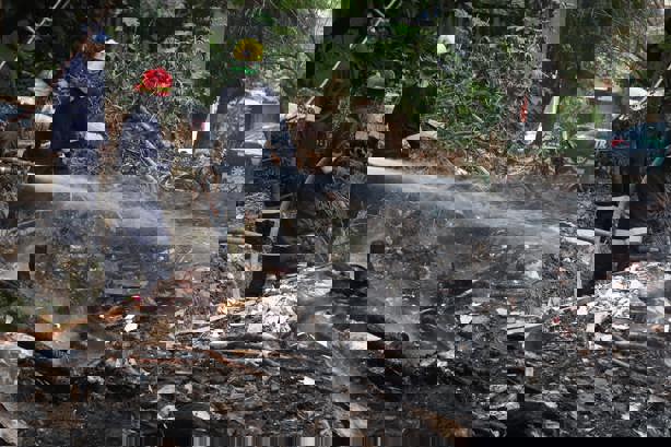 Bomberos municipales combaten incendio de basura al costado de Conalep de Veracruz