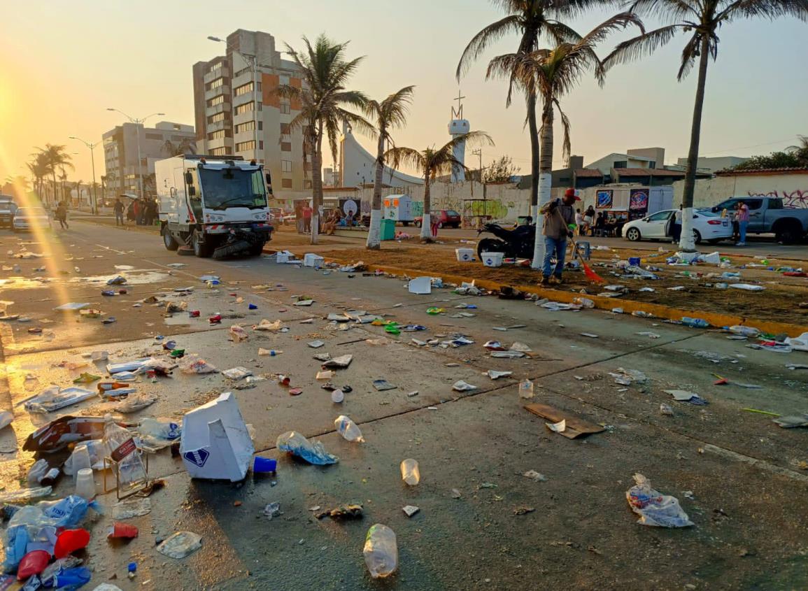 Celebración de Semana Santa dejó toneladas de basura en el Malecón; esta cantidad se recolectó