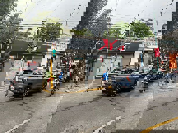 ¡Se pasó el alto! Camionetas de lujo chocan en cruce de calles de Xalapa