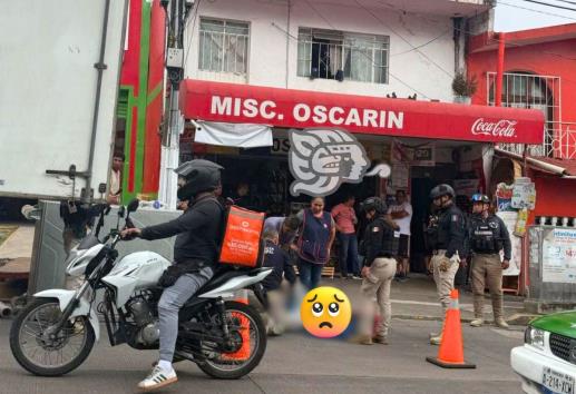 Estibador sufre caída en transitada avenida de Xalapa