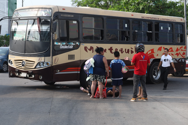 Camión de ruta Mixtequilla atropella a padre e hija en el Centro de Veracruz
