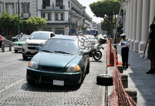 Se le sale una llanta y paraliza el tráfico en pleno centro de Xalapa