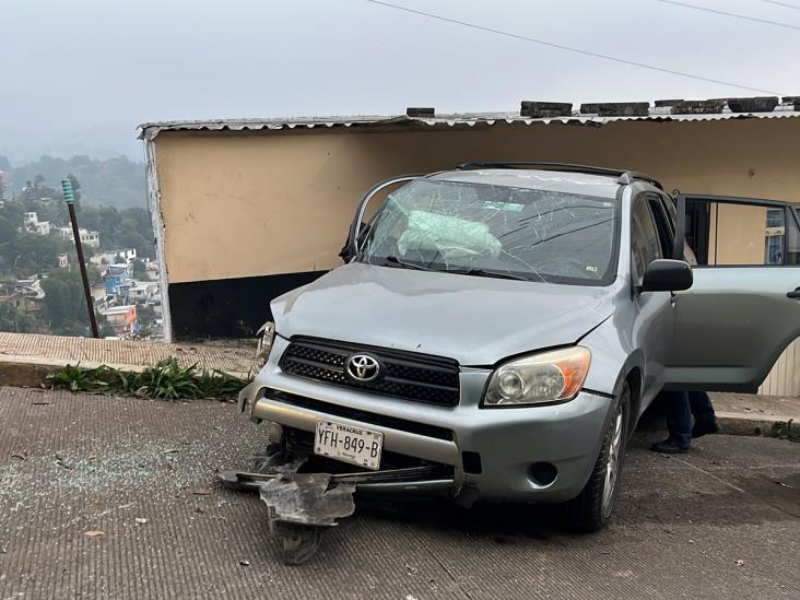 Xalapa: Camioneta fuera de control destruye barda en colonia Las Flores