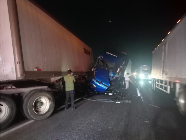 Tráiler se accidenta sobre la autopista Orizaba-Puebla; hay un lesionado 