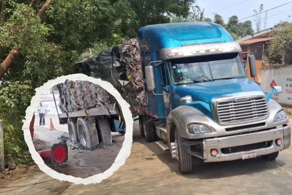 Tráiler se atasca en cemento fresco y colapsa tráfico en avenida Chedraui Caram