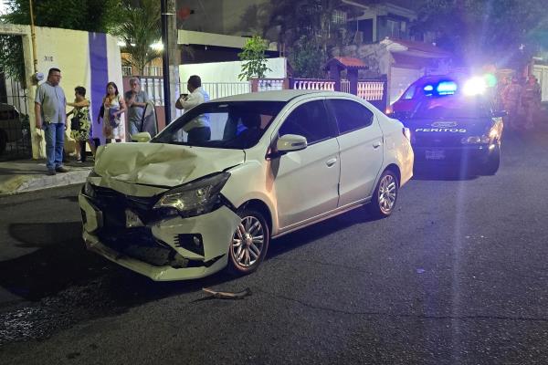 Automovilista choca con un taxi en las calles de Veracruz