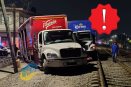 ¡Por poco! A camión cervecero casi se lo lleva el tren en Orizaba