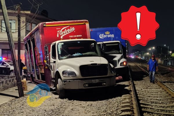 ¡Por poco! A camión cervecero casi se lo lleva el tren en Orizaba