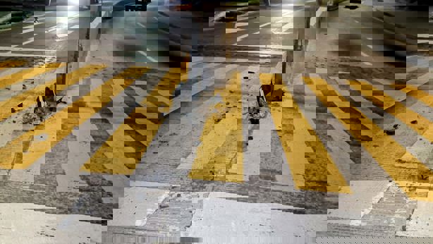 Conductor en Boca del Río pierde control de su camioneta y choca en el bulevar