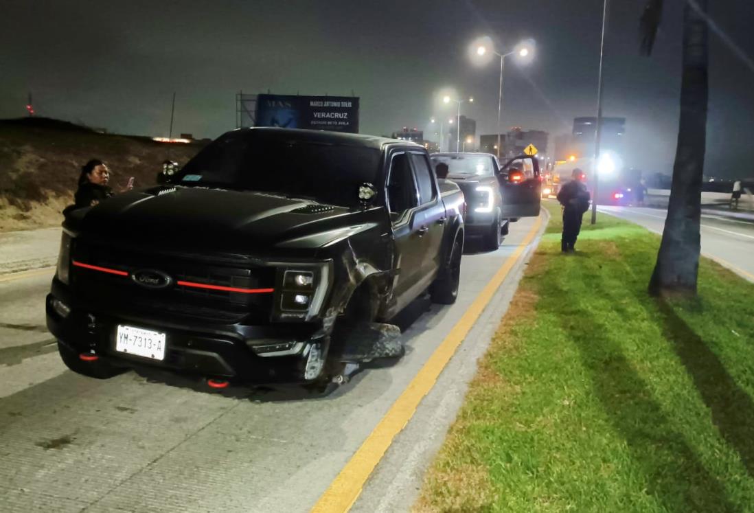 Conductor en Boca del Río pierde control de su camioneta y choca en el bulevar