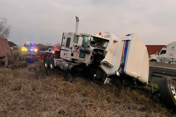 ¿Se quedó dormido? Trailero se sale del camino en libramiento de Plan del Río