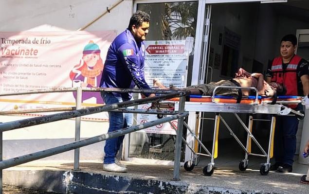 Persona en aparente situación de calle sufre posible golpe de calor; lo reportan delicado