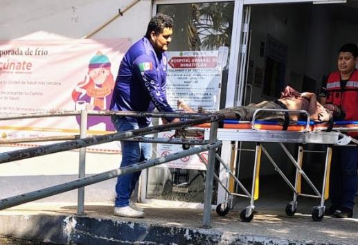 Persona en aparente situación de calle sufre posible golpe de calor; lo reportan delicado