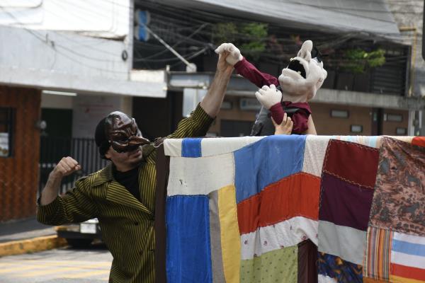 Teatro de títeres en cada alto, la propuesta de dos artistas en semáforos de Xalapa (+VIDEO)