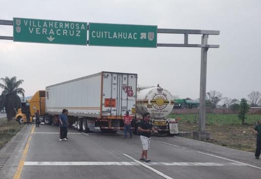 Choque de tráileres en la autopista Córdoba-Veracruz provoca caos vial