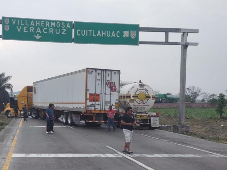 Choque de tráileres en la autopista Córdoba-Veracruz provoca caos vial