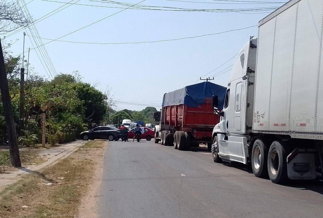 Cierran calle en Chinameca por demanda de atención de CFE