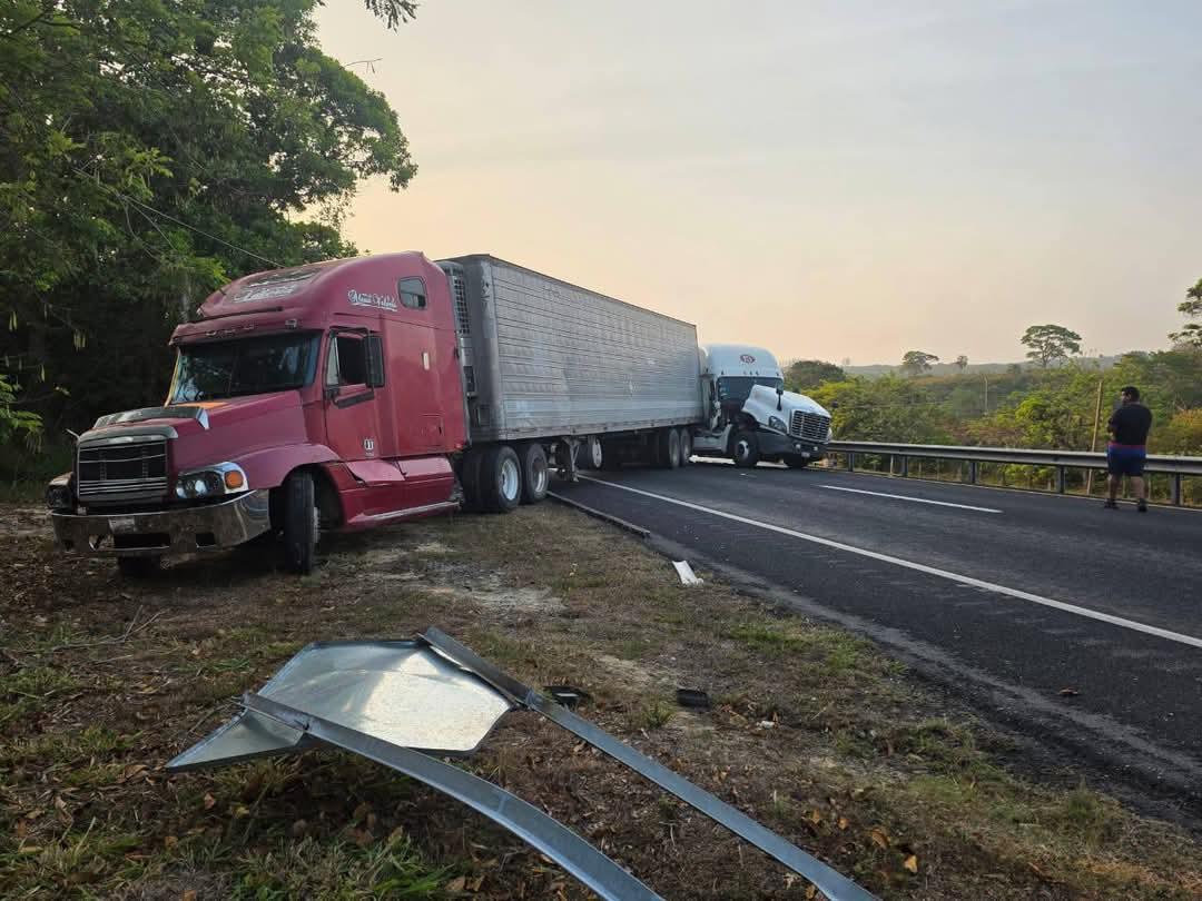 Trafico paralizado en la carretera Villahermosa- Coatzacoalcos por accidente de tráilers