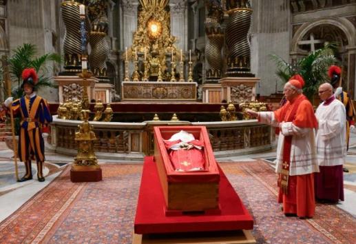 El mundo despide al papa Francisco; su funeral convoca a líderes y migrantes