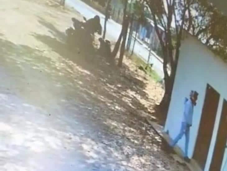 Captan en VIDEO a par de individuos armados consumando un asalto en Cosoleacaque