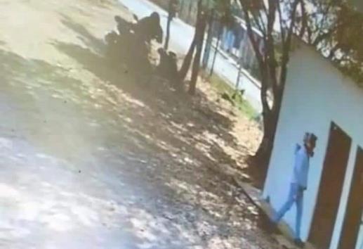 Captan en VIDEO a par de individuos armados consumando un asalto en Cosoleacaque
