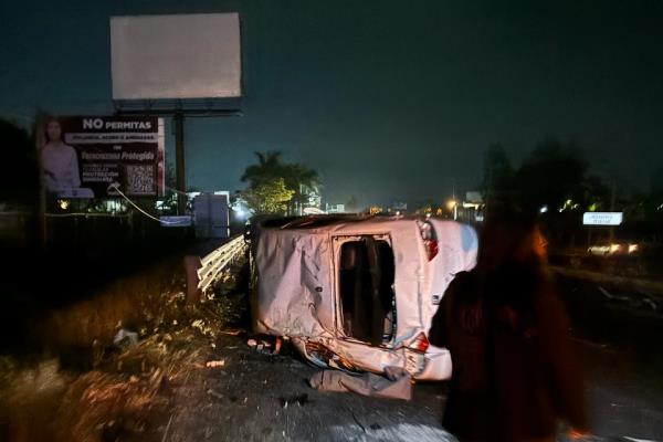 Maestra sufre volcadura en El Lencero y termina prensada entre fierros