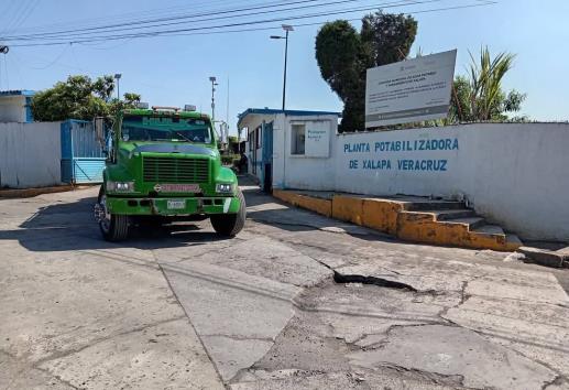 Pipas de CMAS en Xalapa dañan avenida Acueducto; vecinos enardecen y cierran calle