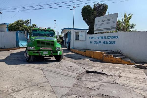 Pipas de CMAS en Xalapa dañan avenida Acueducto; vecinos enardecen y cierran calle