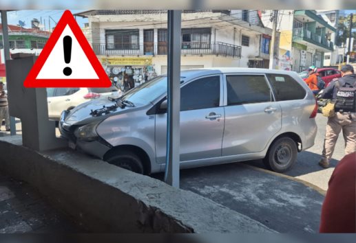 Choque en La Rotonda: autos terminan incrustados en la barda del mercado