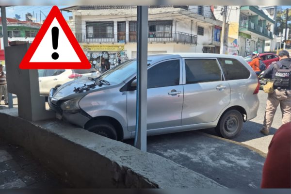 Choque en La Rotonda: autos terminan incrustados en la barda del mercado