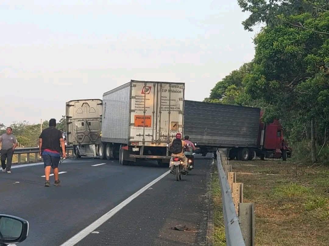 Urgen vías alternas a la Villahermosa-Coatzacoalcos, accidente causa caos vial en Agua Dulce