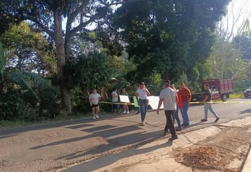 Bloquean carretera Totutla–Xalapa por falta de maestros en telesecundaria